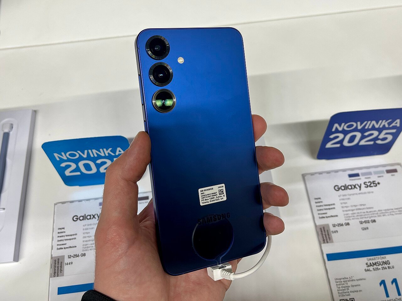Samsung Galaxy S25 Review: The Right Galaxy for Most People