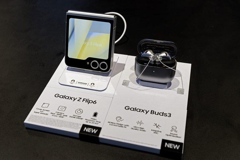 Samsung Galaxy Z Flip 6 Review: Small Phone, Big Compromises