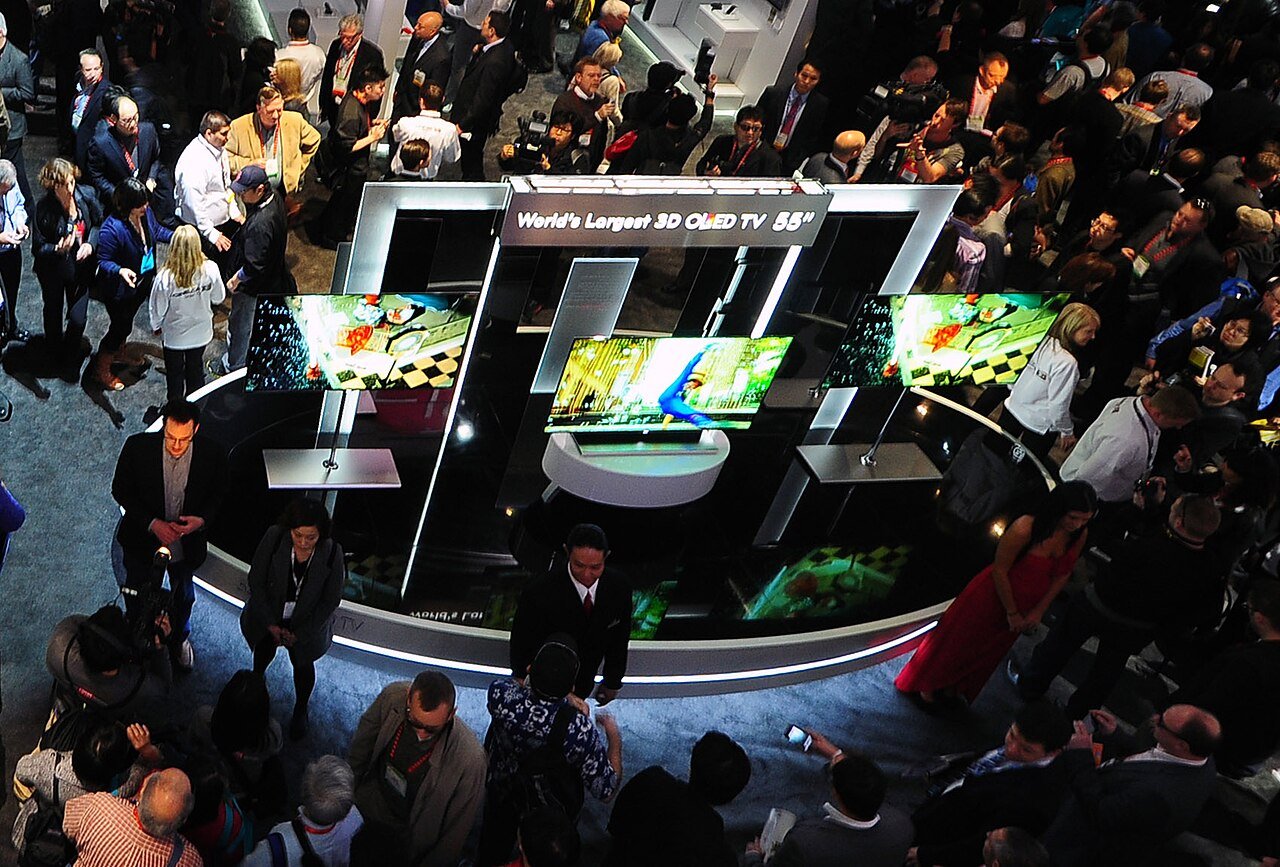 What Is OLED and How Does It Work? OLED vs LCD Explained